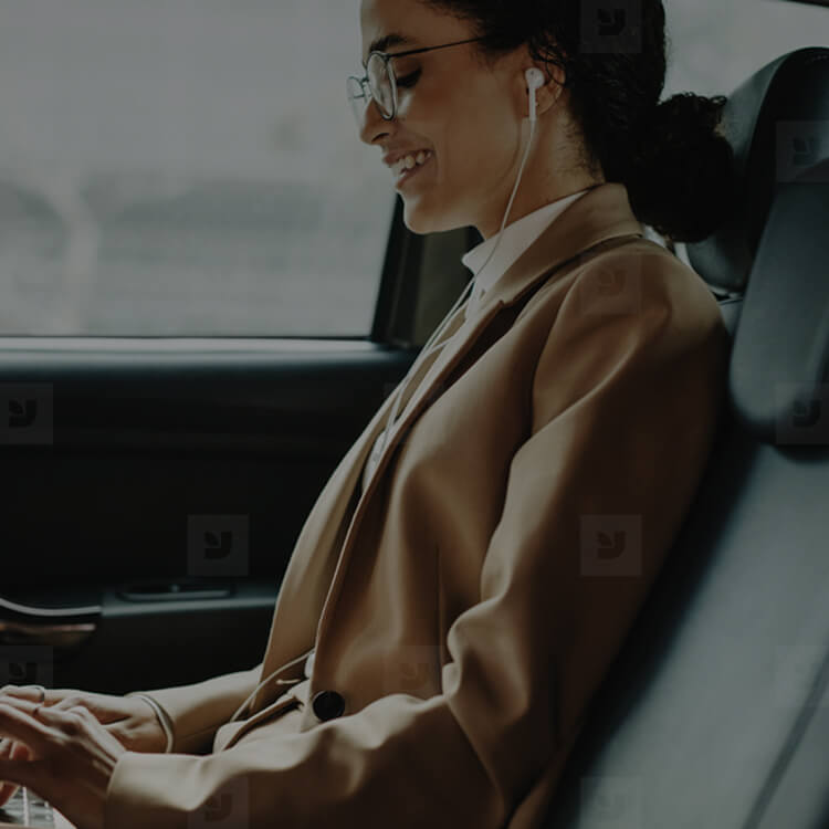 Человек заказывает трансфер